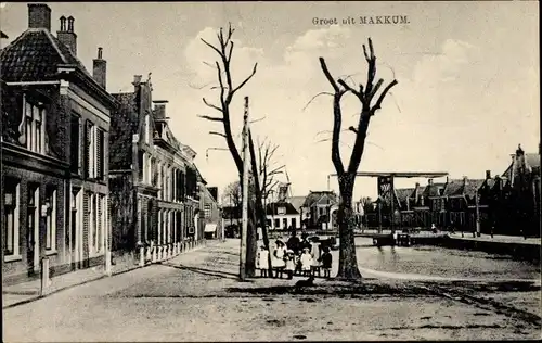 Ak Makkum Friesland, Groet uit Makkum, Ortspartie am Kanal, Zugbrücke