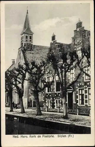 Ak Sloten Friesland Niederlande, Ned. Herv. Kerk en Pastorie