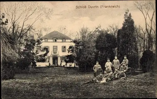 Ak Duvrin Pas de Calais, Schloss, Soldaten, Gruppenbild