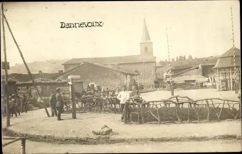 Foto Ak Dannevoux Meuse, Platz im Ort, Kirche, deutsche Soldaten, 1. WK