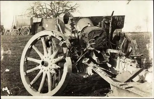 Foto Ak Durch Volltreffer zerstörtes 15 cm Geschütz, 1. WK