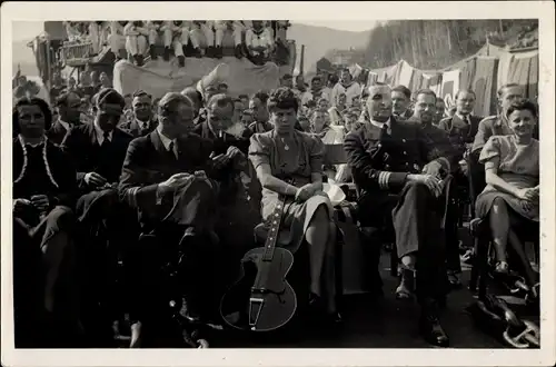 Foto Ak Seeleute, grimmig blickende Frau, Gitarre
