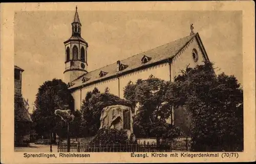 Ak Sprendlingen in Rheinhessen, Evang. Kirche mit Kriegerdenkmal