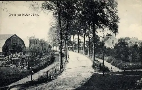 Ak Klundert Nordbrabant Niederlande, Ortsansicht, Straße, Bäume, Häuser