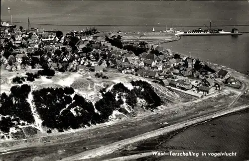 Ak West Terschelling Friesland Niederlande, Luftaufnahme vom Ort