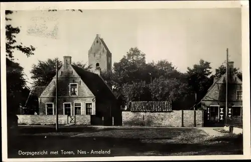 Ak Nes Ameland Friesland Niederlande, Dorpsgezicht met Toren