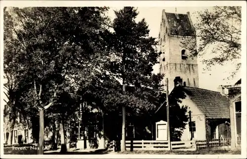 Ak Nes Ameland Friesland Niederlande, Straßenpartie, Kirchturm