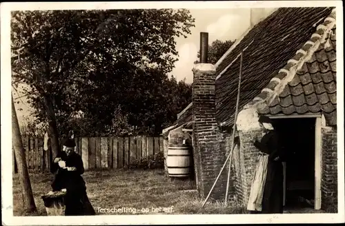 Ak Terschelling Friesland Niederlande, op het erf., Teezeit, Frauen, Backsteinhaus