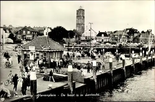 Ak Terschelling Friesland Niederlande, Havenpplein, De boot is in aantocht