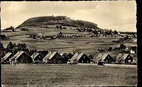 Ak Bärenstein Erzgebirge, Teilansicht der Ortschaft mit Berg, Kuh