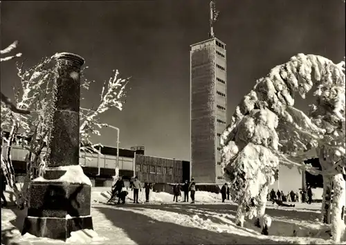 Ak Oberwiesenthal im Erzgebirge, HO Gaststätte Fichtelberghaus, alte trigonometrische Säule, Winter