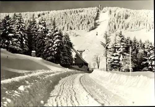 Ak Oberwiesenthal im Erzgebirge, Blick zum Fichtelberg, Winter, Schnee