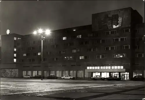 Ak Neubrandenburg in Mecklenburg, Hotel Vier Tore, Nachtansicht