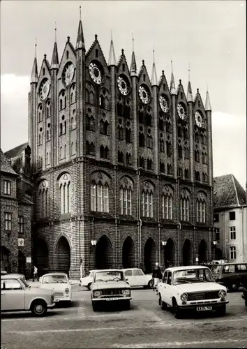 Ak Stralsund in Vorpommern, Rathaus, Autos