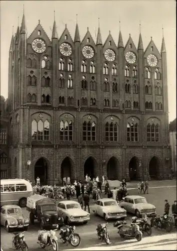 Ak Stralsund in Vorpommern, Rathaus, Bus, Autos, Motorräder
