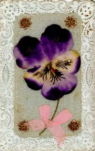 Stoff Ak Stiefmütterchen, Klöppelwerk, Schleife