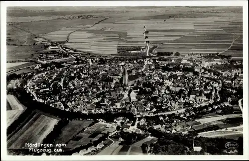 Ak Nördlingen inSchwaben, Fliegeraufnahme, Blick auf den Ort mit Umgebung