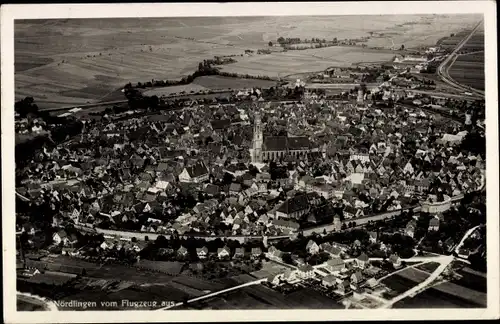 Ak Nördlingen in Schwaben, Gesamtansicht mit Kirche vom Flugzeuge aus