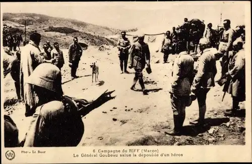 Ak Marokko, Campagne du Riff, Le Général salue la dépouille d'un héros