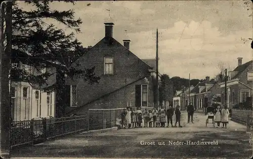 Ak Neder Hardinxveld Südholland, Straßenpartie, Passanten