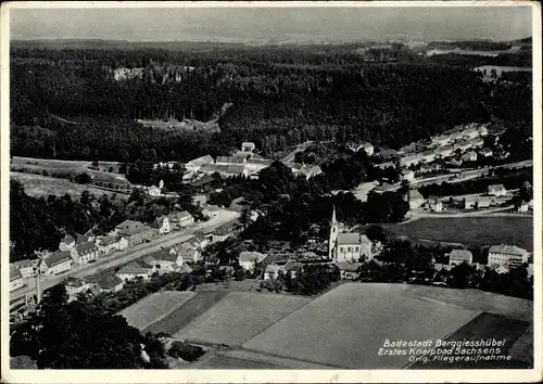 Ak Berggießhübel in Sachsen, Blick auf den Ort, Kirche, Fliegeraufnahme