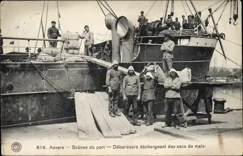 Ak Antwerpen Anvers Flandern, Scenes du port, Hafenarbeiter beim Entladen eines Schiffes, Maissäcke