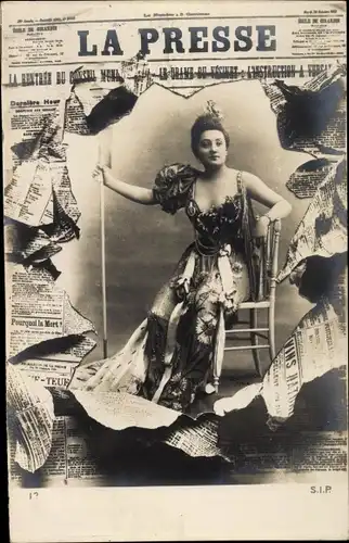 Zeitungs Ak Junge Frau auf dem Stuhl sitzend, La Presse