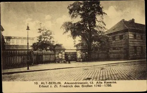 Ak Berlin Mitte, Blick auf die alte Kaserne, Alexandrinenstraße 13