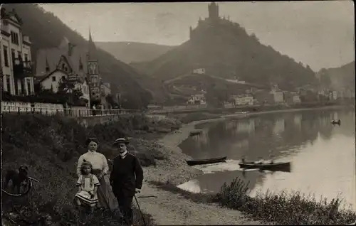 Foto Ak Cochem an der Mosel, Familie mit Hund, Stadtansicht, Reichsburg