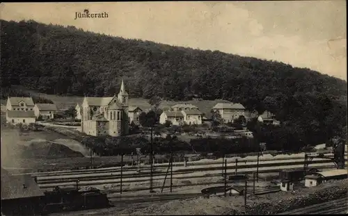 Ak Jünkerath in der Eifel, Blick auf den Ort, Eisenbahnschienen