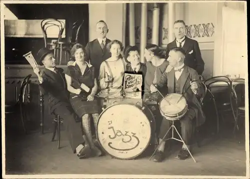 Foto Ak Berlin, Jazzkapelle mit Musikinstrumenten, Gruppenaufnahme