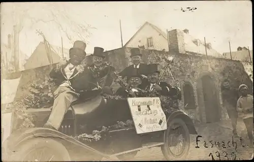 Foto Ak Fastnacht 1930, Karneval, Männer in Kostümen, Auto