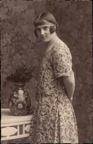 Foto Ak Frau in geblümten Kleid, Portrait 1925