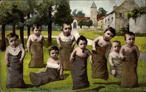 Ak Kleinkinder beim Sackhüpfen