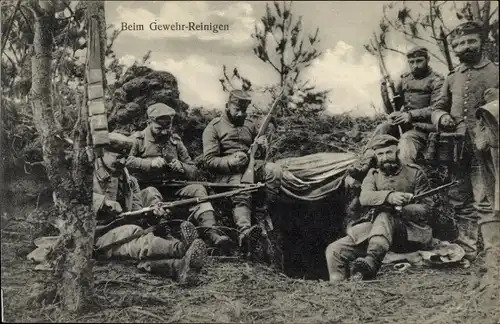 Ak Wirklichkeitsbilder vom Kriegsschauplatz, Soldaten beim Gewehrreinigen, I WK