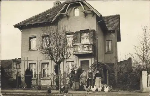Foto Ak Berlin, Frauen und Hühner vor einem Wohnhaus