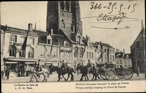 Ak Furnes Veurne Westflandern, Artillerie francaise traversant la place