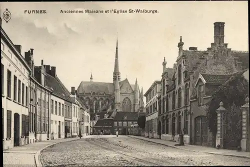 Ak Furnes Veurne Westflandern, Anciennes Maisons et l'Eglise St-Walburge