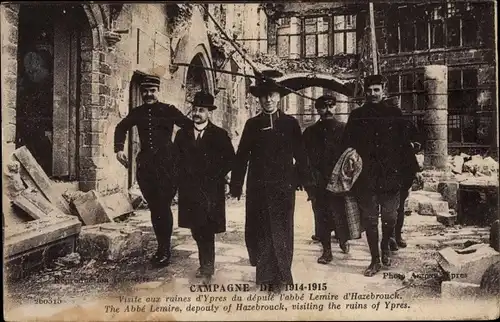 Ak Ypres Ypern Flandern, Visite aux ruines du depute l'abbe Lemire d'Hazebrouck, Kriegszerstörungen