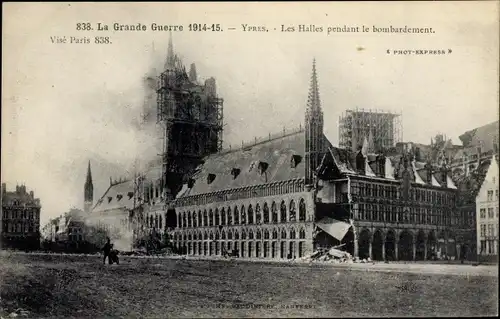 Ak Ypres Ypern Flandern, La Grande Guerre 1914-15, Les Halles pendant le bombardement