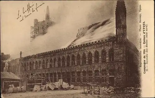 Ak Ypres Ypern Flandern, Incendie des Halles, cote nord, Kriegszerstörungen 1914