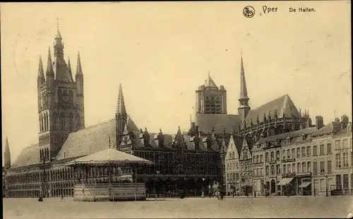 Ak Ypres Westflandern Belgien, Les Halles, Straßenpartie mit Blick auf Kirche