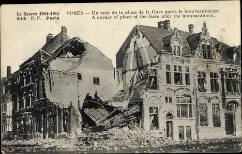 Ak Ypres Westflandern Belgien, Un coin de la place de la Gare apres le bombardement