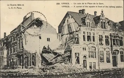 Ak Ypres Westflandern, un coin de la Place de la Gare, Kriegszerstörungen, 1. Weltkrieg