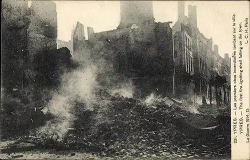 Ak Ypres Ypern Flandern, Les premiers obus incendiaires tombant sur la ville, La Guerre 1914-15