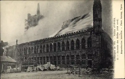 Ak Ypres Ypern Flandern, Campagne de 1914, Ruines, Incendie des Halles (cote nord)