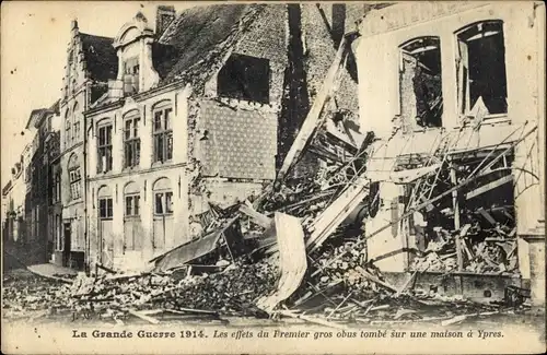 Ak Ypres Ypern Flandern, La Grande Guerre 1914, Les effets du Premier gros obus tombe sur une maison