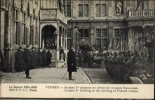 Ak Furnes Veurne Westflandern, La Guerre 1914-1915, Albert I passant en revue les troupes francaises
