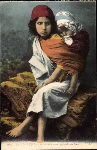 Ak Scenes et Types, Jeune Mauresque portant son Frere, Maghreb, Kinder
