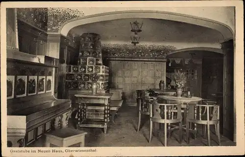 Ak Oberwiesenthal im Erzgebirge Sachsen, In der Gaststube im Neuen Haus, Kachelofen